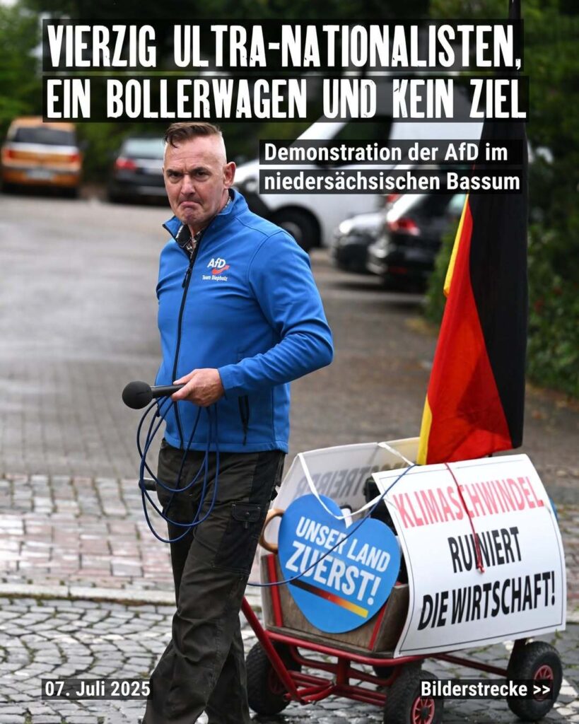 Bild mit Überschrift "Vierzig Ultra-Nationalisten, ein Bollerwagen und kein Ziel" und Untertitel "Demonstration der AfD im ländlichen Bassum". Abgebildet ist Andreas Iloff, mit schlecht gelauntem Gesichtsausdruck, wie er einen Bollerwagen zieht, in dem eine Deutschlandflagge und ein Schild mit der Aufschrift "Klimaschwindel ruiniert die Wirtschaft!" steckt.