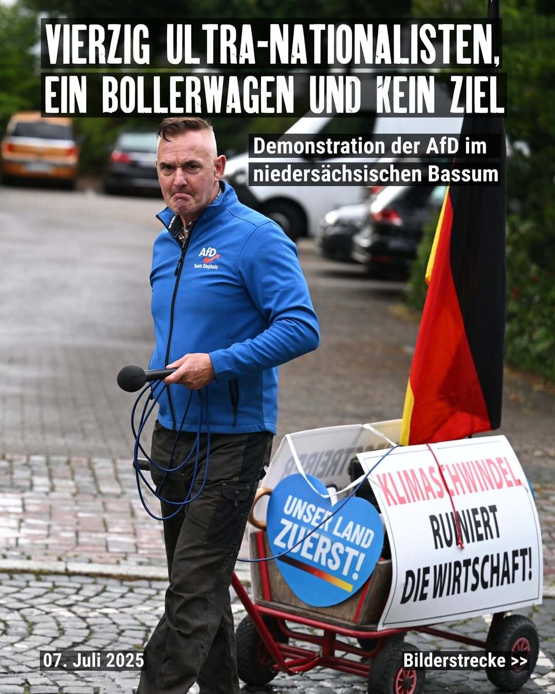 Bild mit Überschrift "Vierzig Ultra-Nationalisten, ein Bollerwagen und kein Ziel" und Untertitel "Demonstration der AfD im ländlichen Bassum". Abgebildet ist Andreas Iloff, mit schlecht gelauntem Gesichtsausdruck, wie er einen Bollerwagen zieht, in dem eine Deutschlandflagge und ein Schild mit der Aufschrift "Klimaschwindel ruiniert die Wirtschaft!" steckt.