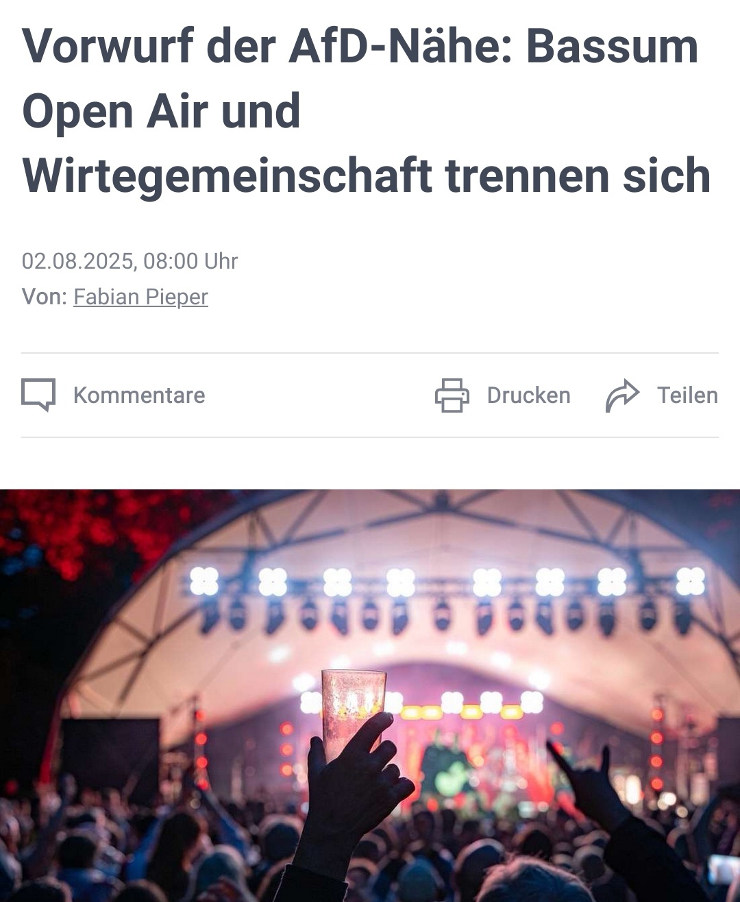 Screenshot eines Artikels von Kreiszeitung.de mit dem Titel "Vorwurf der AfD-Nähe: Bassum Open Air und Wirtegemeinschaft trennen sich", darunter Datum: "02.08.2025, 08:00 Uhr" und Autor Fabian Pieper. Darunter ein Foto der Bühne des Bassum Open Airs mit feiernden Menschen davor.