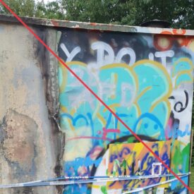 Frontseite des Häuschens mit Graffiti, darunter die Zahl "28" und "AFD".