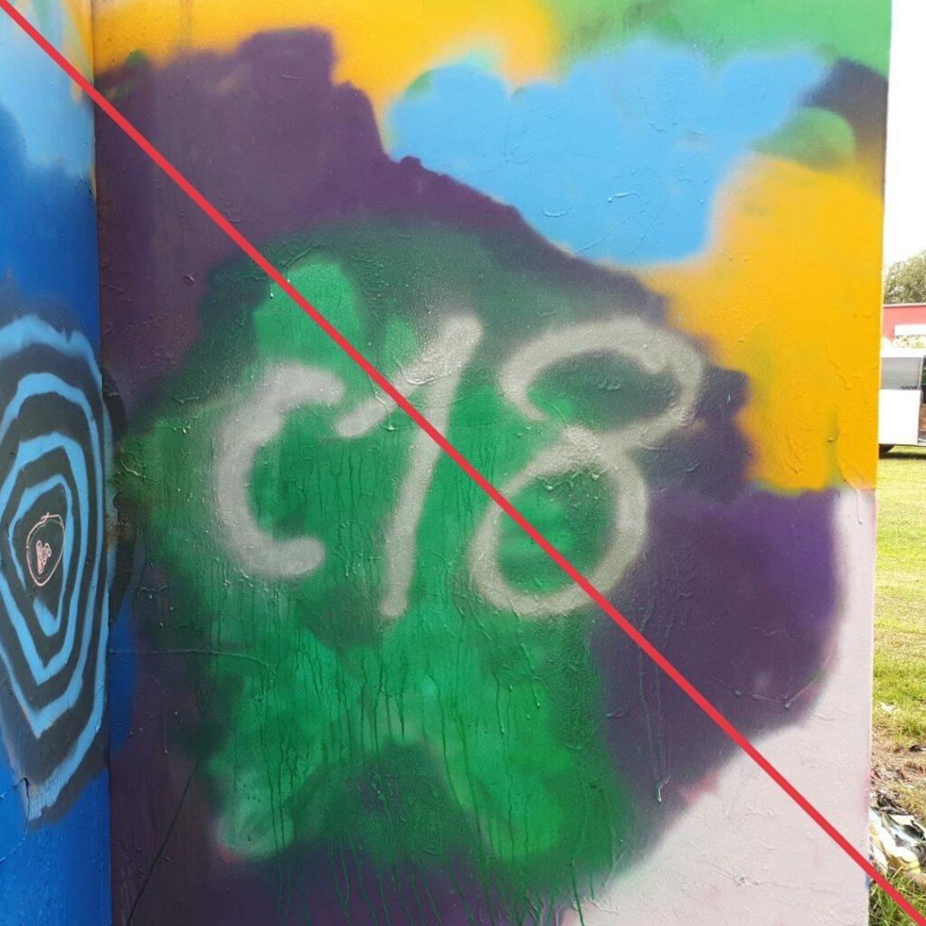 Seite des Häuschens mit Graffiti "C18".
