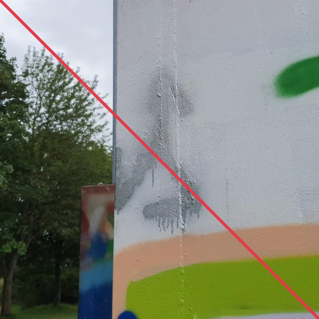 Seite des Häuschens mit einem Triskele-Graffiti.