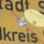 Aufkleber mit Aufschrift "Grüne? Nein danke!" und einem durchgestrichenen Logo von Bündnis 90/Die Grünen auf einem Ortsschild.