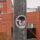 Aufkleber mit Aufschrift "Hasta La Vista Antifascista" an Laternenmast.