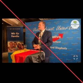 Screenshot aus einem Telegram-Video, Martin Sichert vor einer AfD-Wand am Rednerpult.