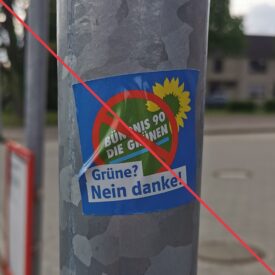 Aufkleber mit Aufschrift "Grüne? Nein danke!" und einem durchgestrichenen Logo von Bündnis 90/Die Grünen auf einem Schildermast.