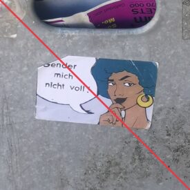 Aufkleber mit Aufschrift "Gender mich nicht voll!" an einem Mülleimer.