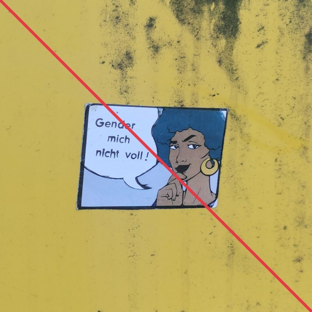 Aufkleber mit Aufschrift "Gender mich nicht voll!" an einem Briefkasten der Deutschen Post.
