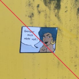 Aufkleber mit Aufschrift "Gender mich nicht voll!" an einem Briefkasten der Deutschen Post.