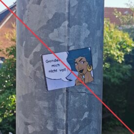 Aufkleber mit Aufschrift "Gender mich nicht voll!" an einem Laternenmast.