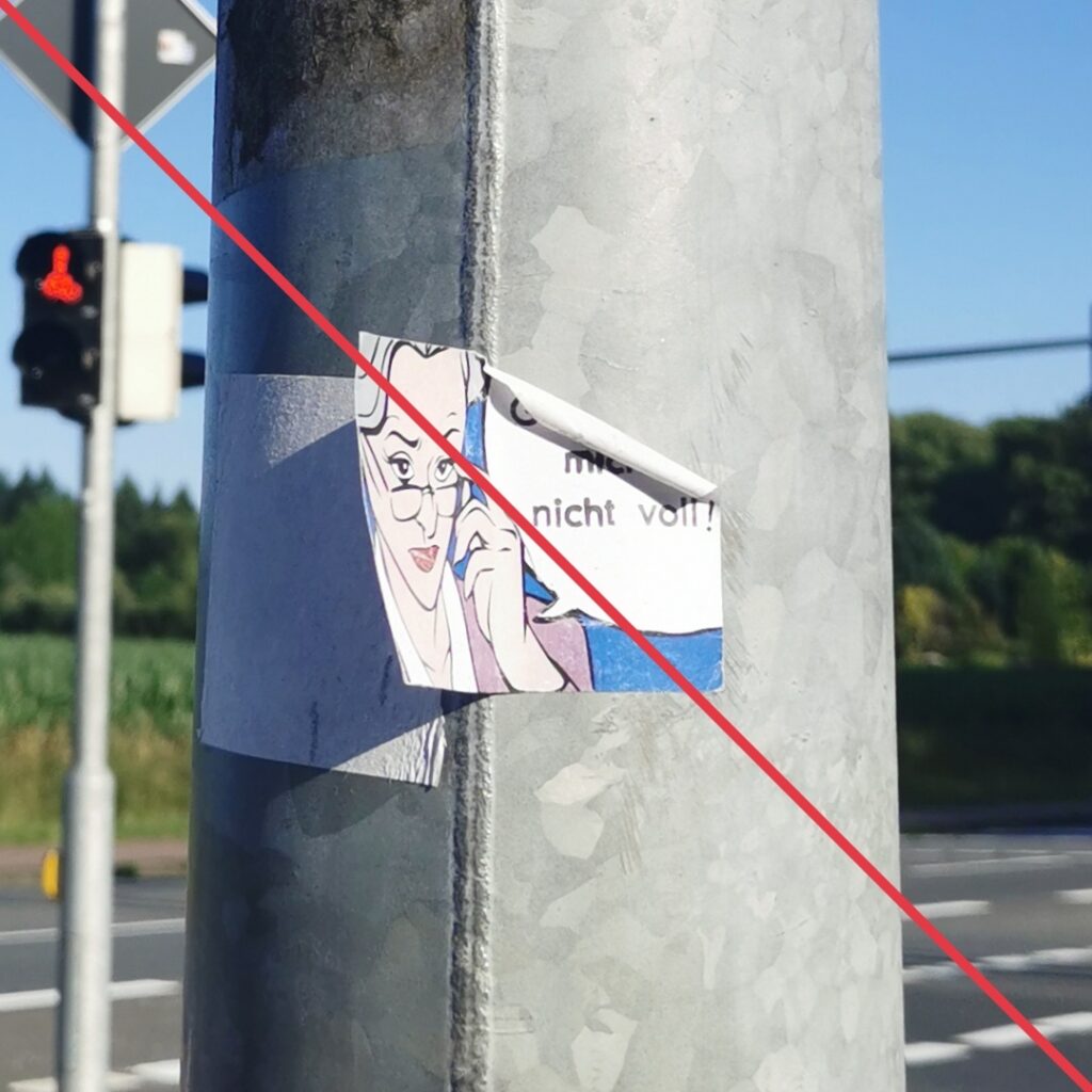Aufkleber mit Aufschrift "Gender mich nicht voll!" an einem Ampelmast.