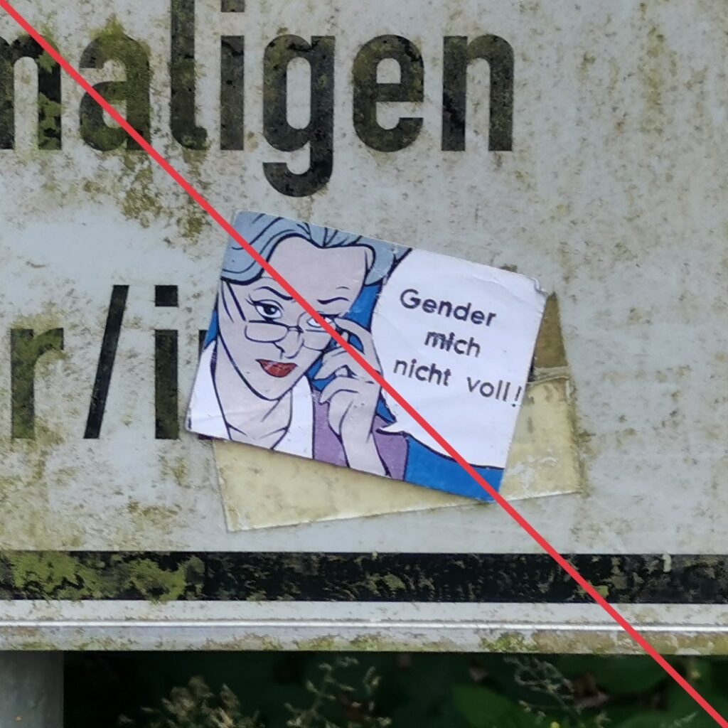 Aufkleber mit Aufschrift "Gender mich nicht voll!" auf einem Schild mit der Aufschrift "Syke - Patenstadt der ehemaligen Wehlauer/innen". Der Text ist nur teilweise lesbar. Der Aufkleber klebt über dem Wortteil "innen".